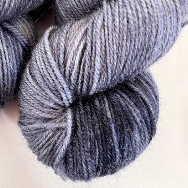 Denim (LIQUIDATION - petits défauts) - Laine grosseur fingering superwash BFL/nylon, prête à partir