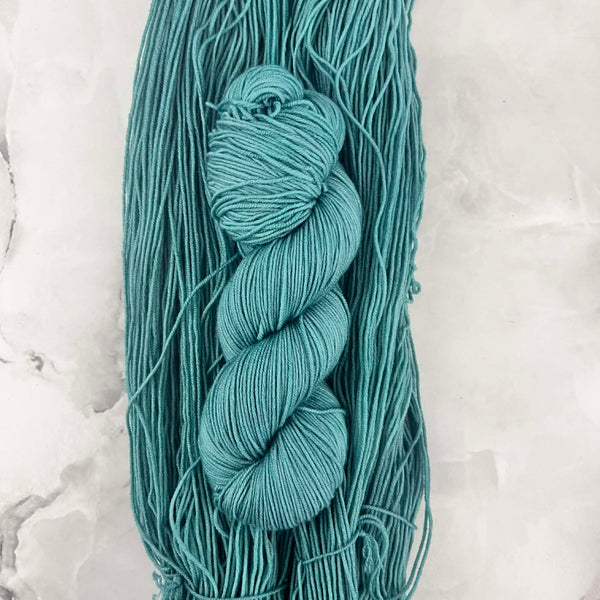 Estuaire - Laine grosseur fingering SW merino/nylon, prête à partir