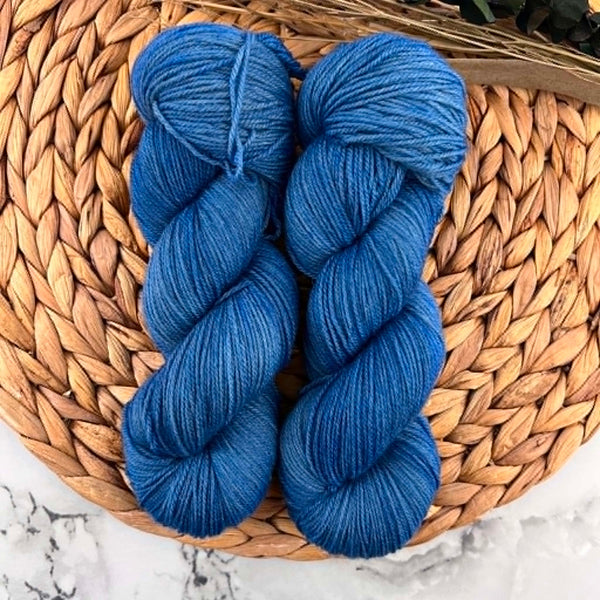 Bleu velours - Laine grosseur fingering non SW merino/BFL/nylon, prête à partir