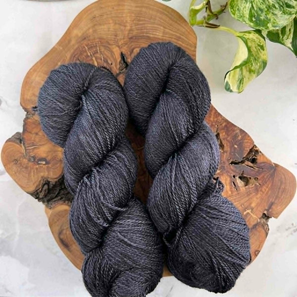Noir de jais - Laine grosseur lace merino/cachemire/soie, prête à partir
