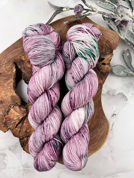 OOAK Holly Berry - Laine grosseur fingering SW merino/nylon, prête à partir