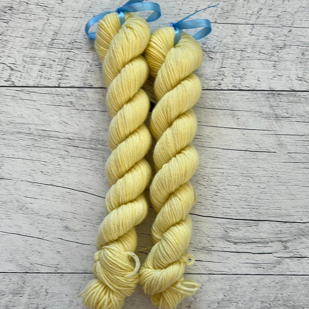 OOAK jaune - Mini écheveau de laine grosseur fingering SW merino/nylon, prêt à partir