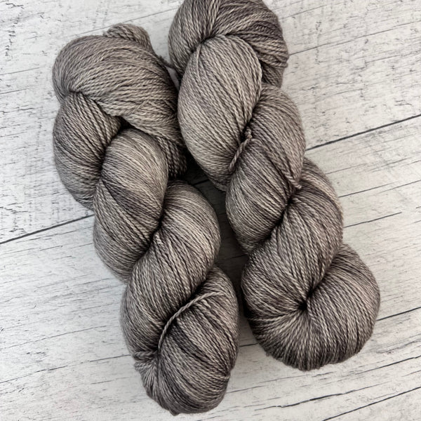 Loup d'hiver - Laine grosseur lace merino/cachemire/soie, prête à partir