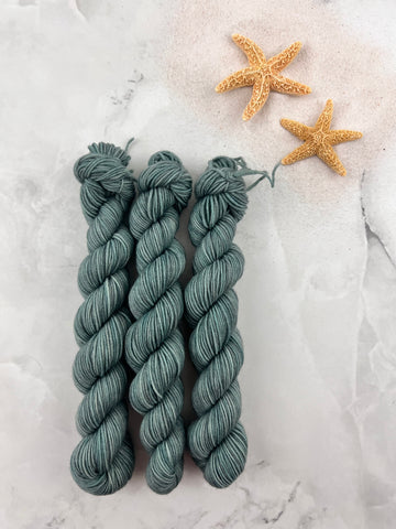 PRÉCOMMANDE Sapin sur la plage - Mini écheveau grosseur fingering SW merino/nylon, prêt à partir