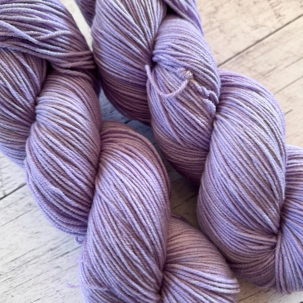 Lilas - Laine à bas grosseur fingering superwash BFL/nylon, prête à partir