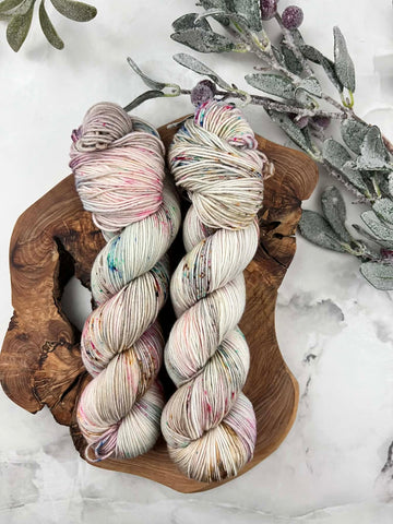 OOAK Poussière d'étoiles - Laine grosseur fingering SW merino/nylon, prête à partir