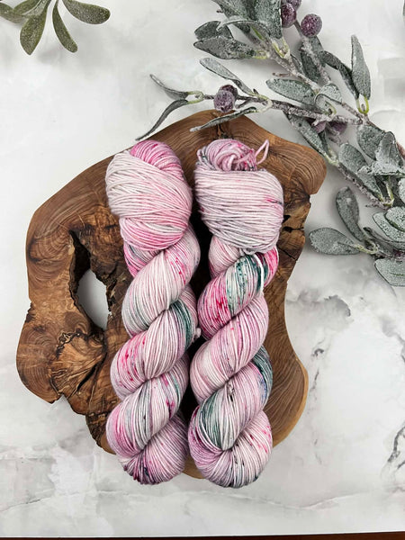 OOAK Something about December - Laine grosseur fingering SW merino/nylon, prête à partir