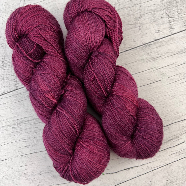 Merlot - Laine grosseur lace merino/cachemire/soie, prête à partir