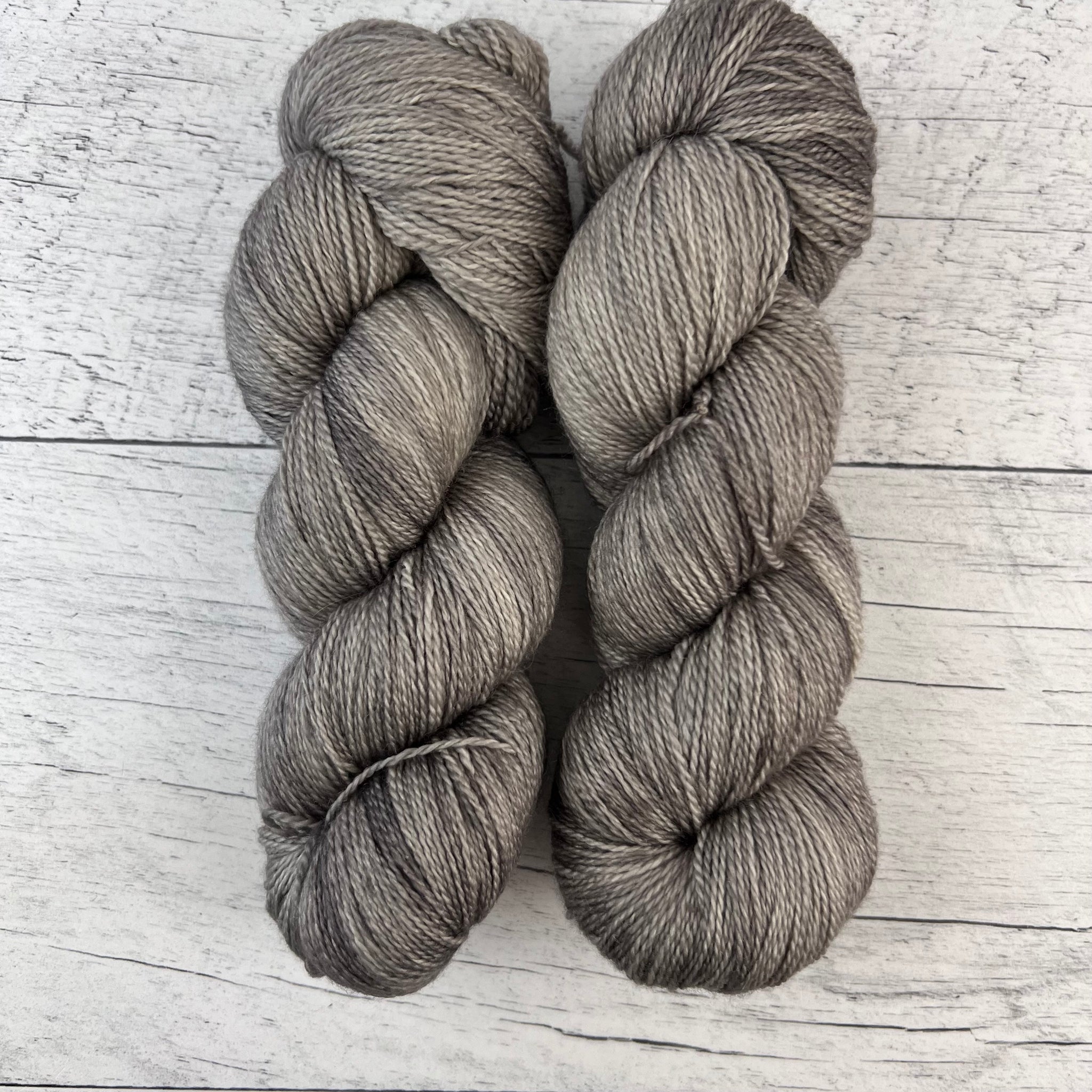 Loup d'hiver - Laine grosseur lace merino/cachemire/soie, prête à partir