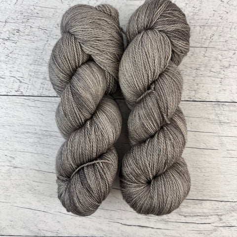 Loup d'hiver - Laine grosseur lace merino/cachemire/soie, prête à partir