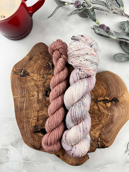 Première neige (115g) + Rose victorien (35g) - Ensemble de laine pour bas SW merino/nylon, prête à partir