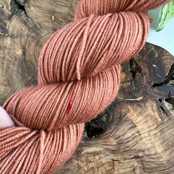 Poulin (LIQUIDATION - petits défauts) - Laine grosseur fingering SW merino/nylon, prête à partir