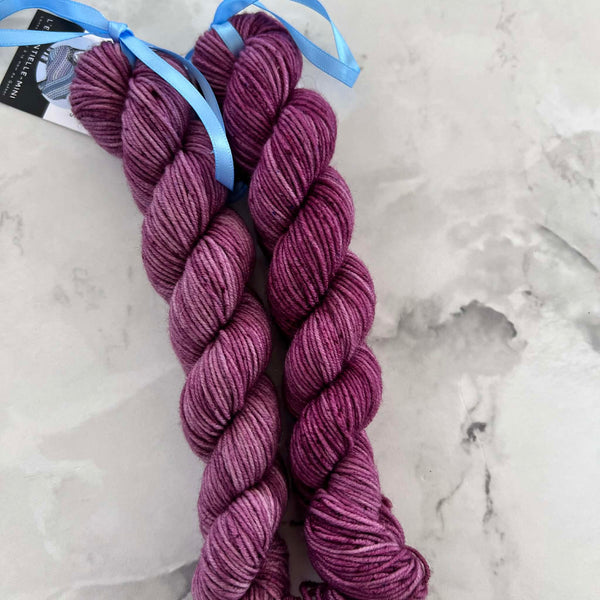 Tarte aux raisins - Mini écheveau de laine grosseur fingering SW merino/nylon, prêt à partir