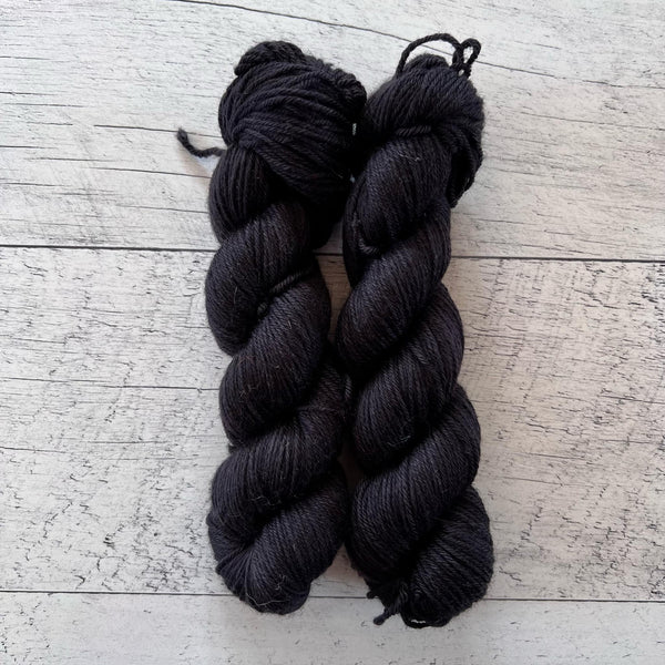 Noir de jais - Laine grosseur DK, 100% polwarth, prêt à partir