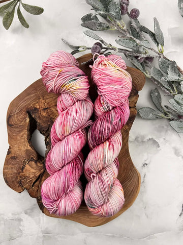 OOAK Noël rose - Laine grosseur fingering SW merino/nylon, prête à partir