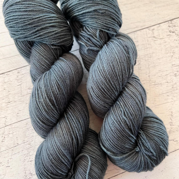 Nuit enneigée - Laine grosseur fingering SW merino/nylon, prête à partir