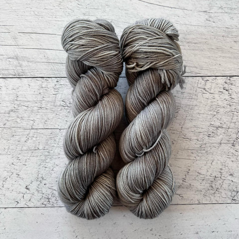 Vert de gris OOAK - Laine grosseur fingering SW merino/nylon, prête à partir