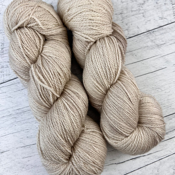 Gadoue - Laine grosseur lace merino/cachemire/soie, prête à partir