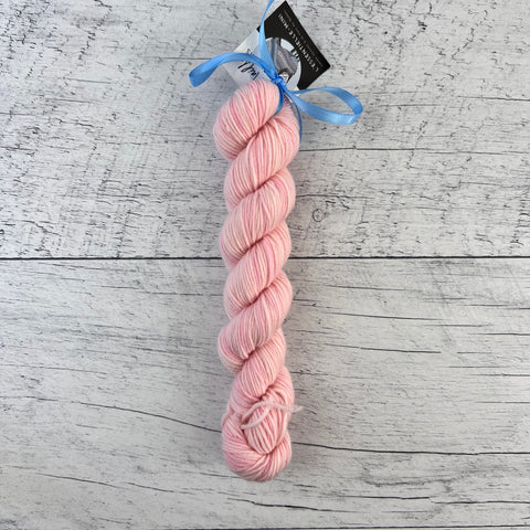 Blush - Mini écheveau de laine grosseur fingering SW merino/nylon, prêt à partir