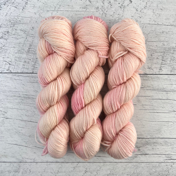 Blush - Laine grosseur DK, 100% polwarth, prêt à partir