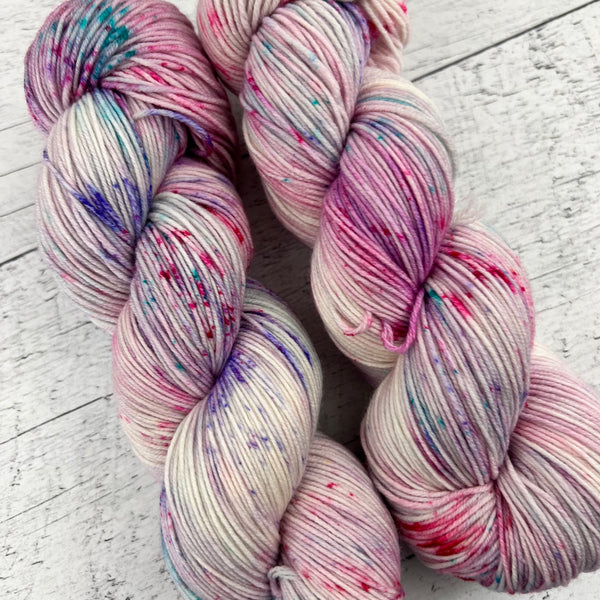 OOAK Girly - Laine grosseur fingering SW merino/nylon, prête à partir