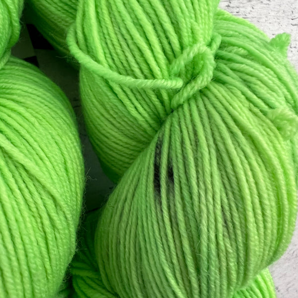 LIQUIDATION (petits défauts) Limette - Laine grosseur fingering SW merino/nylon, prête à partir