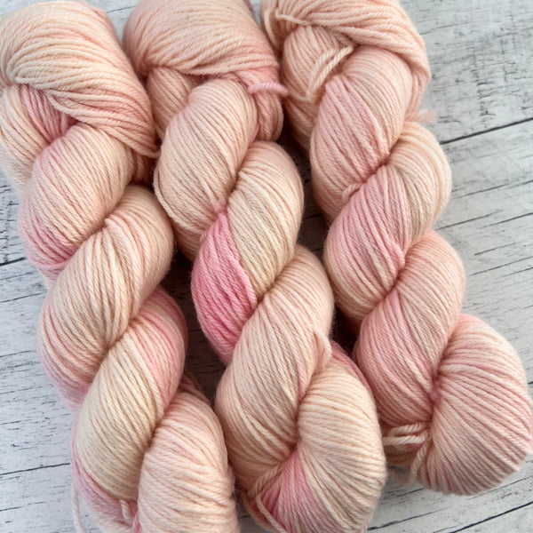 Blush - Laine grosseur DK, 100% polwarth, prêt à partir