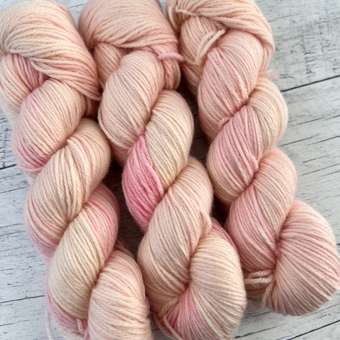 Blush - Laine grosseur DK, 100% polwarth, prêt à partir