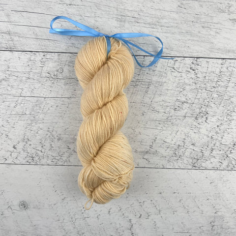 LIQUIDATION (petits défauts) Champagne - Laine grosseur fingering superwash BFL/nylon, prête à partir