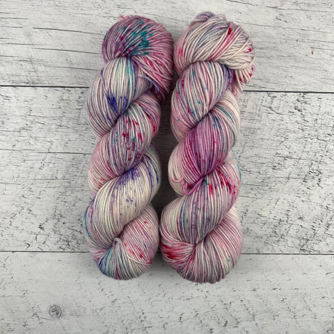 OOAK Girly - Laine grosseur fingering SW merino/nylon, prête à partir