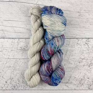 Laine mystère décembre 2024 (115g) + Cendres (35g) - Ensemble de laine pour bas SW merino/nylon, prête à partir