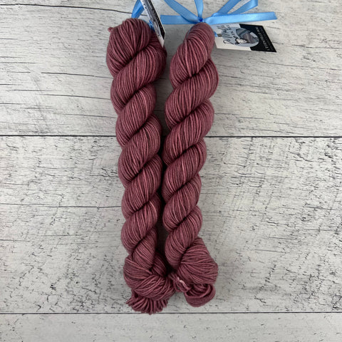 Noël amoureux OOAK - Mini écheveau de laine grosseur fingering SW merino/nylon, prêt à partir