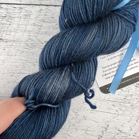 LIQUIDATION (petits défauts) Bleu velours - Laine grosseur fingering merino/yak/nylon SW, prête à partir