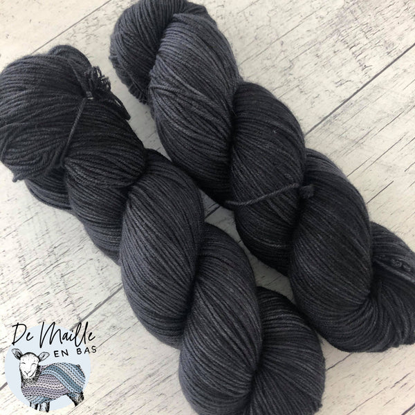 Fusain - Laine grosseur fingering superwash BFL/nylon, prête à partir