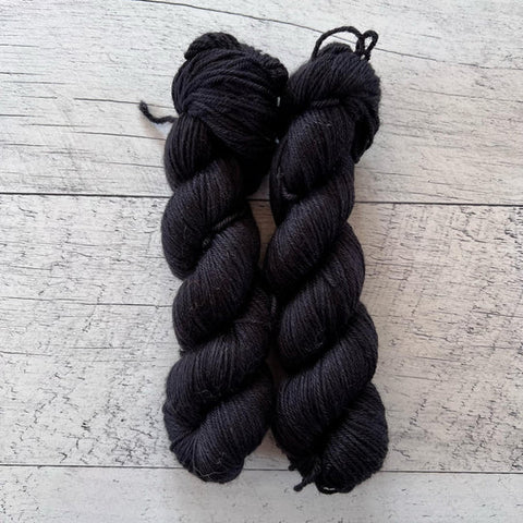 Noir de jais - Laine grosseur fingering superwash BFL/nylon, prête à partir