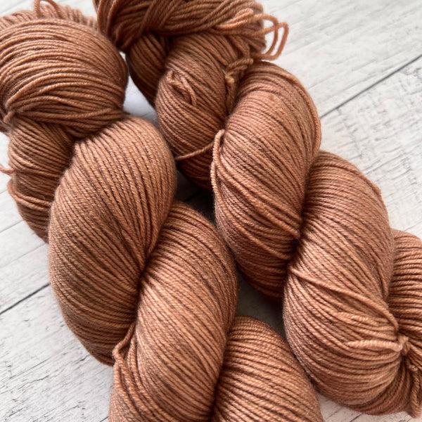 Ourson - Laine grosseur fingering superwash BFL/nylon, prête à partir