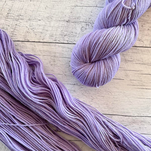 Lilas - Laine à bas grosseur fingering superwash BFL/nylon, prête à partir