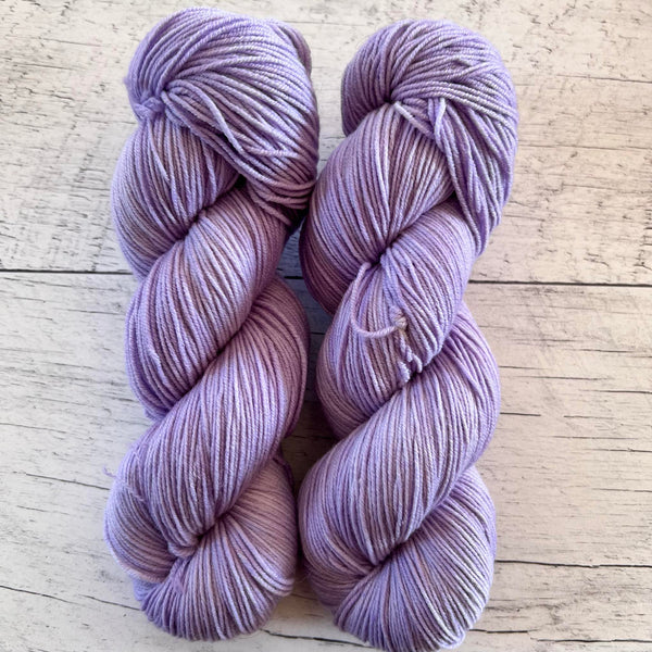 Lilas - Laine à bas grosseur fingering superwash BFL/nylon, prête à partir