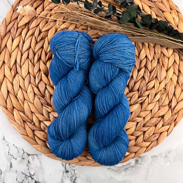 Bleu velours - Laine grosseur fingering non SW merino/BFL/nylon, prête à partir