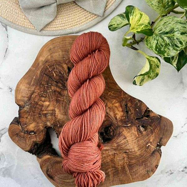 Poulin (LIQUIDATION - petits défauts) - Laine grosseur fingering SW merino/nylon, prête à partir