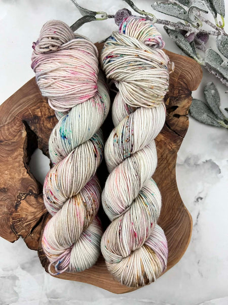 OOAK Poussière d'étoiles - Laine grosseur fingering SW merino/nylon, prête à partir