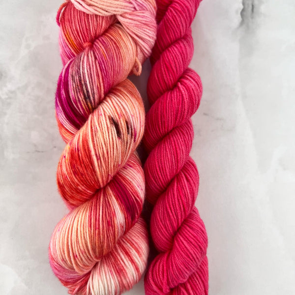 Laine mystère avril 2024 (115g) + Pivoine (35g) - Ensemble de laine pour bas SW merino/nylon, prête à partir