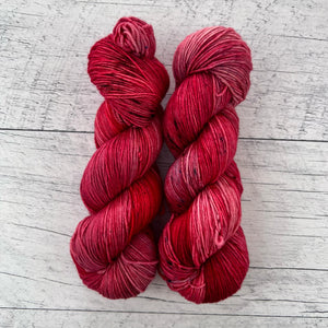 OOAK rouge festif - Laine grosseur fingering SW merino/nylon, prête à partir