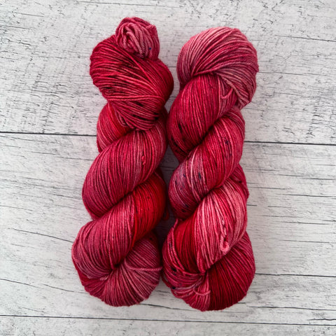 OOAK rouge festif - Laine grosseur fingering SW merino/nylon, prête à partir