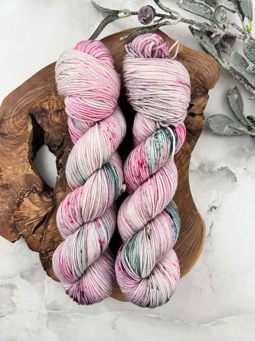 OOAK Something about December - Laine grosseur fingering SW merino/nylon, prête à partir