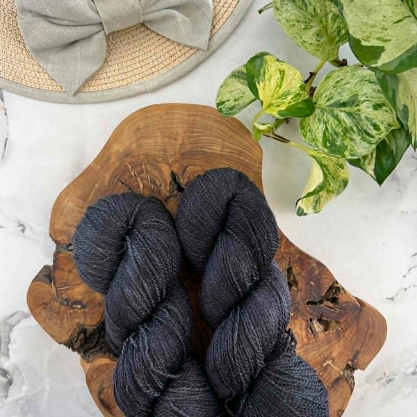 Noir de jais - Laine grosseur lace merino/cachemire/soie, prête à partir
