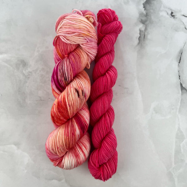 Laine mystère avril 2024 (115g) + Pivoine (35g) - Ensemble de laine pour bas SW merino/nylon, prête à partir