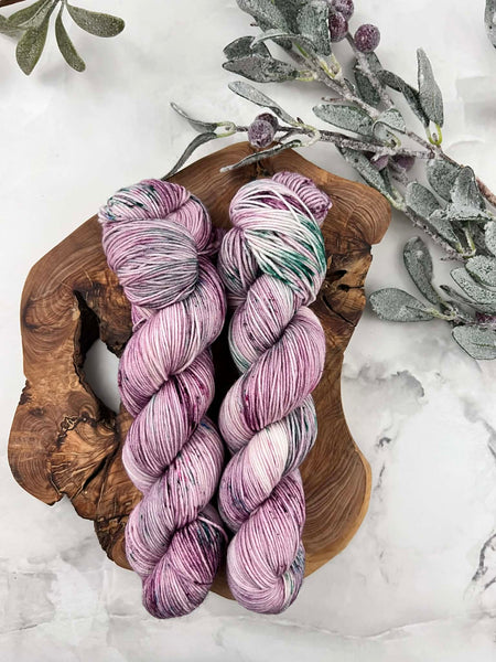 OOAK Holly Berry - Laine grosseur fingering SW merino/nylon, prête à partir