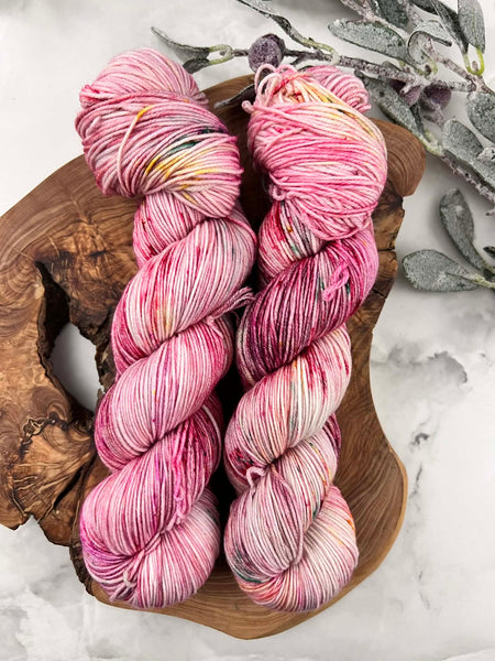 OOAK Noël rose - Laine grosseur fingering SW merino/nylon, prête à partir