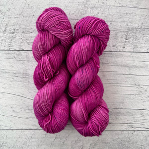 OOAK rose - Laine grosseur fingering SW merino/nylon, prête à partir
